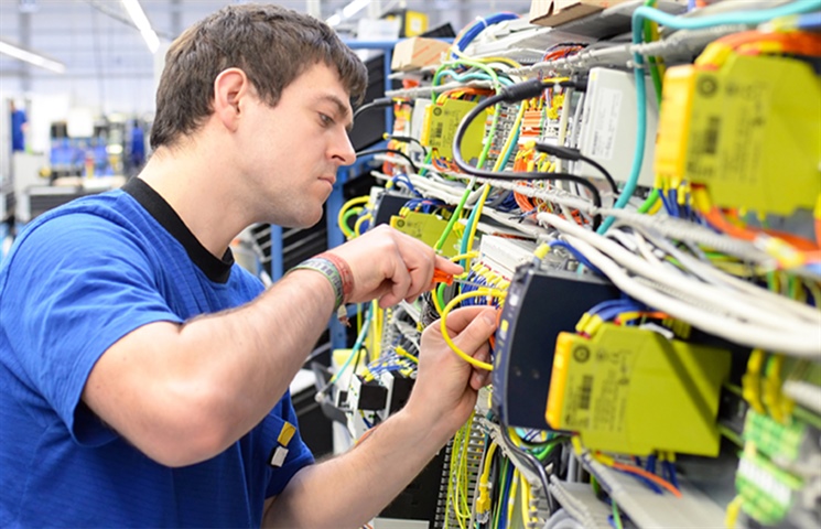 Blackhawk Apprentices Receive $54,000 in Tools of the Trade Scholarships